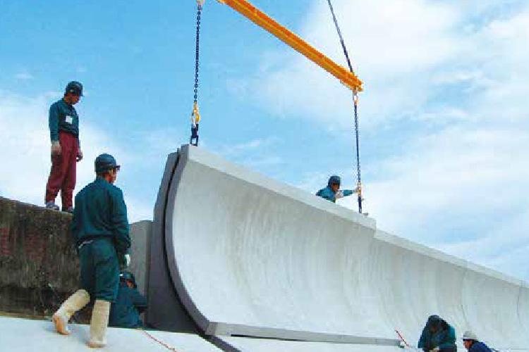 プレキャスト波返工 製品の据え付け