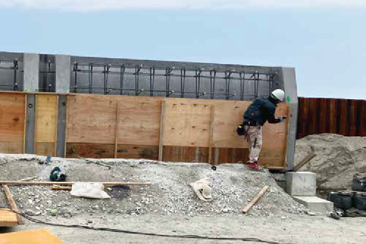 プレキャスト波返工 中詰めコンクリート打設