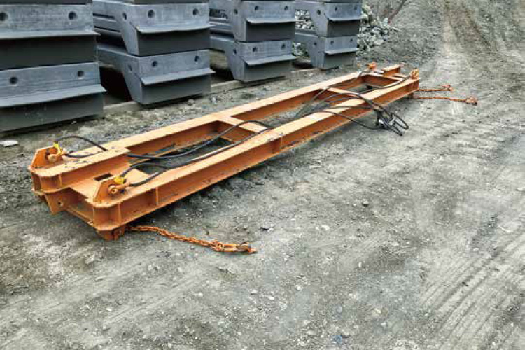 プレキャスト被覆工 製品の吊り上げ