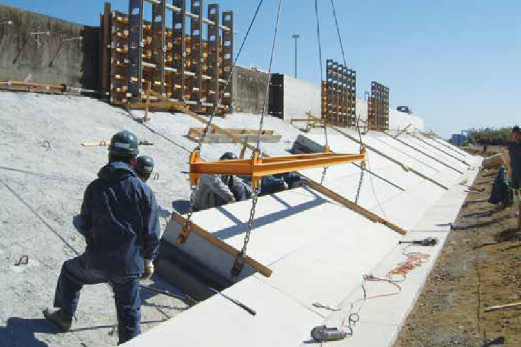 プレキャスト被覆工 製品の据え付け