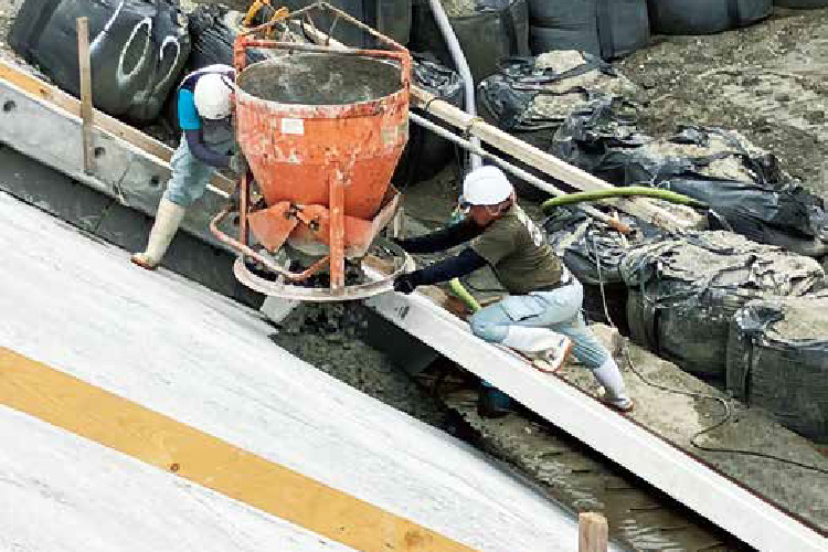 プレキャスト被覆工 中詰めコンクリート打設