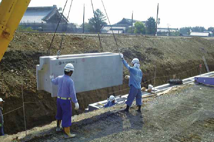 高潮堤防用クレーバベースの吊り上げの様子