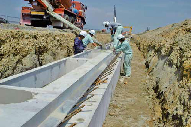 高潮堤防用クレーバベースの製品内部の打設