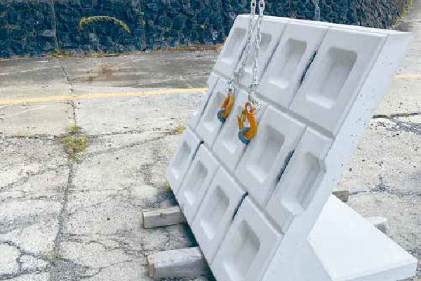 堤脚保護ブロック 吊り上げの様子