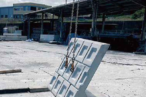 堤脚保護ブロック 吊り上げの様子